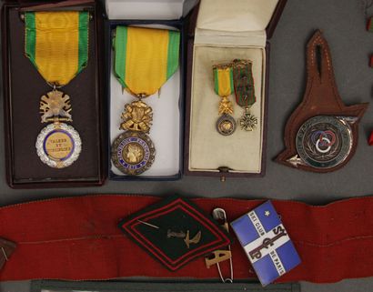 null Lot :

- Deux médailles militaires

- Deux croix de guerre 39/45 avec quatre...