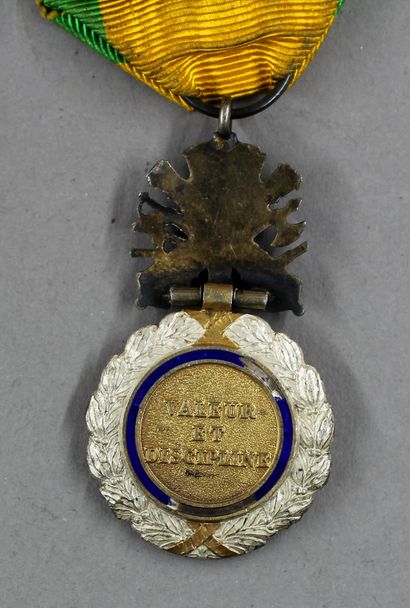 null Lot : 

- Médaille militaire (manque d'émail)

- Croix de guerre 1914-1916 avec...