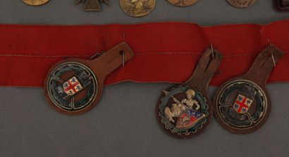 null Lot :

- Deux médailles militaires

- Deux croix de guerre 39/45 avec quatre...