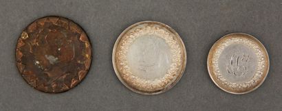 null Lot :

- Deux médailles de mariage en argent dont une chiffrée et datée 1840,...