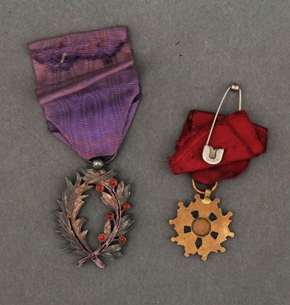 null *MILITARIA

- Insigne de chevalier des Palmes Académiques (usures)

- Médaille...