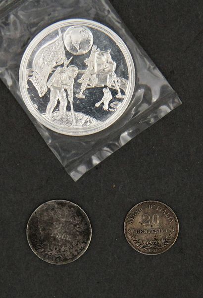 null Lot :

- une pièce de 10 FF Turin en argent 1932

- Une pièce de 1 FF, 2 pièces...