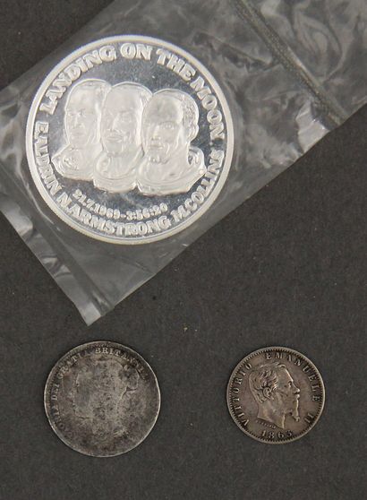 null Lot :

- une pièce de 10 FF Turin en argent 1932

- Une pièce de 1 FF, 2 pièces...