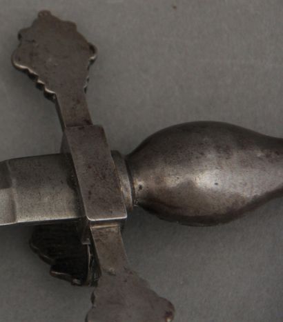 null *Dague en bronze patiné et métal style Néorenaissance

L : 38 cm.