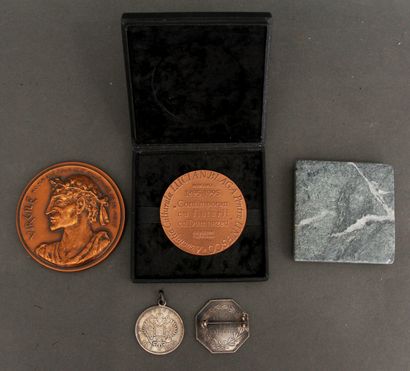 null Lot :

- Trois médailles en métal : Lucian BLAGA, VIRGILE et Lénine

- Un jeton...