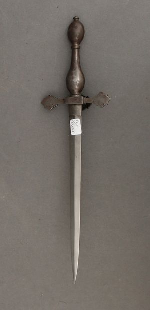 null *Dague en bronze patiné et métal style Néorenaissance

L : 38 cm.