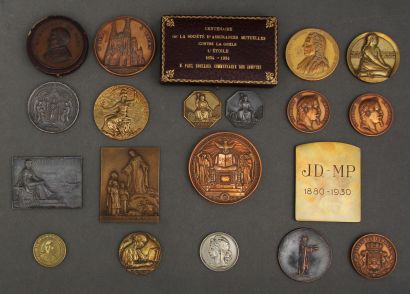 null Lot de médailles et plaques divers dont :

- l'Académie française ouvrage utile...