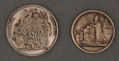 null Lot :

- Deux médailles de mariage en argent dont une chiffrée et datée 1840,...