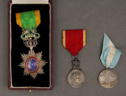 null Lot :

- Médaille du couronnement du roi Haakon VII de Norvège le 22 juin 1906

-...