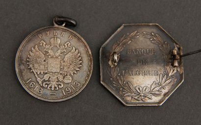 null Lot :

- Trois médailles en métal : Lucian BLAGA, VIRGILE et Lénine

- Un jeton...