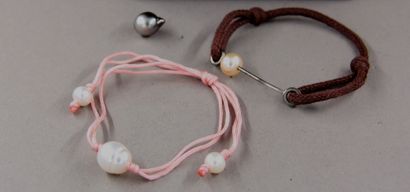 null Lot:

- Two cord bracelets in fabric and white pearls

- A nylon thread necklace,...