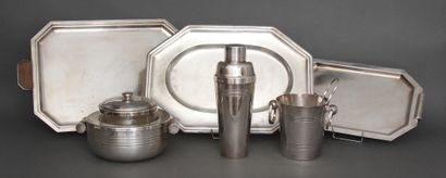null *Lot en métal argenté style années 30 comprenant un service à caviar, un shaker,...