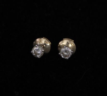 null Pair of ear studs in 18k white gold set with a brilliant, gross weight: 1.6...