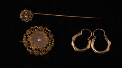 null Lot de bijoux en or jaune 18k :

- une épingle à cravate ornée d'une perle mabée,...