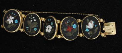 null 
Set of 18k yellow gold and oval medallions of hard stone inlaid with flowers...