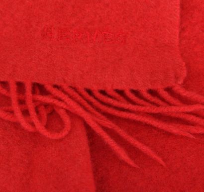 null HERMES Paris

Important châle en cashemire et laine frangé rouge 

120 x 100...