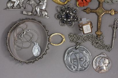 null Lot de bijoux fantaisies dont un pendentif souvenir en argent 800°/°° (pds brut...