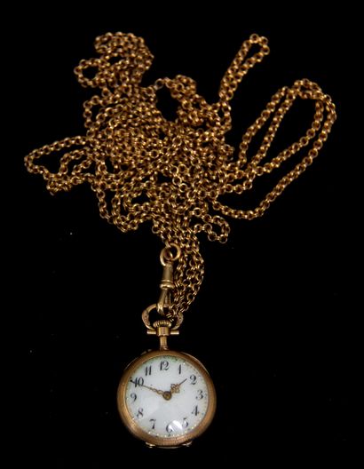 null *Neck watch in 18k gold, the back with a relief decoration of foliage and its...