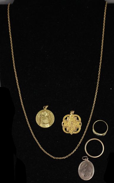 null Lot en or jaune 18k :

- Deux pendentifs religieux, pds : 2,1-3,3 g.

- Un pendentif...