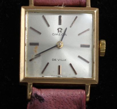 null OMEGA

Ladies' watch with square case in 18k yellow gold, leather strap, gross...