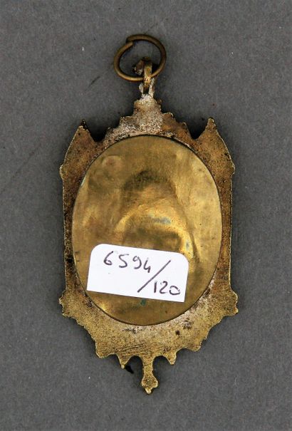 null Small reliquary in bronze for S; Caroli Bo E and S Theresia V

H : 7,5 L : 4...
