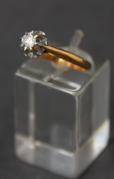 null Solitaire ring in 18k yellow gold and platinum set with an old cut diamond of...