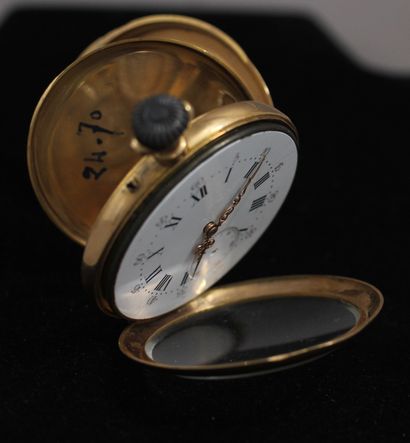 null Pocket watch in 18k yellow gold, the back engraved with a guilloche pattern,...