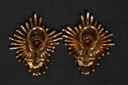null Pair of radiating earrings in 18k yellow gold, weight: 9.3 g.