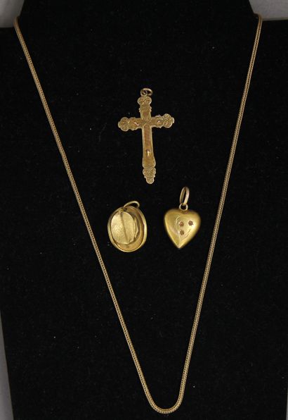 null Lot en or jaune 18k :

- Chaine de cou, pds : 6,6 g.

- Trois pendentifs croix,...
