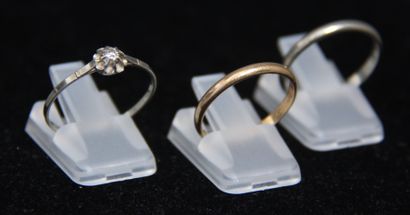 null Two 18k gold wedding rings and one 18k white gold ring set with a white stone,...