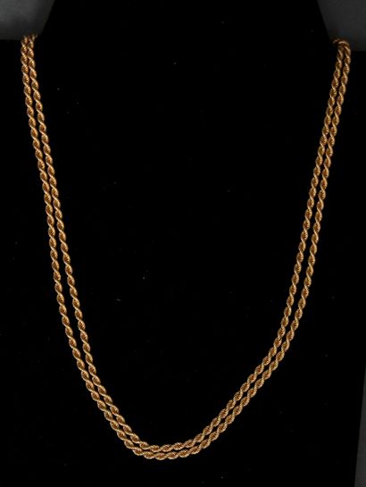 null Collier torsadé en or jaune 18k, L : 81,5 cm., pds : 20,5 g.