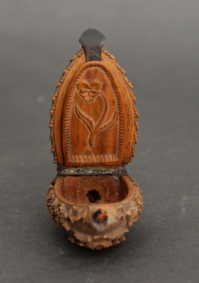 null Boite à tabac en bois naturel sculpté d'une jeune femme aux fleurs, XIXème s.

H...