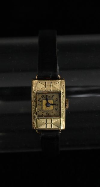 null Montre de dame à boitier rectangulaire en or jaune 18k, bracelet cuir, pds brut...