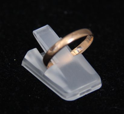 null *A wedding band in 18k yellow gold, TDD: 53, wt: 1.3 g.