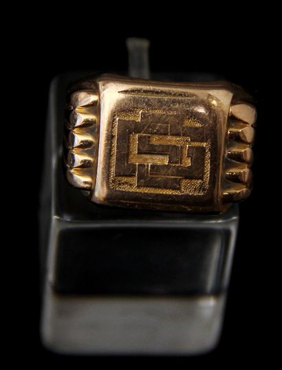 null Two signet rings in 18k yellow gold with numbers, weighing 3.6-8 g. (one da...