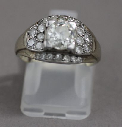 null Ring in 18k white gold and platinum set with a central old-cut diamond of approx.1.2...