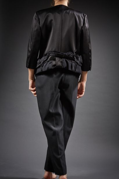 null Comme des Garçons

Ensemble composé d'une veste en satin noir, encolure carrée,...