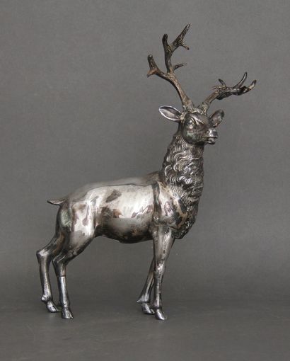 null Lot en métal argenté :

- Sculpture en forme de cerf

H : 34 cm. (accidents)

-...