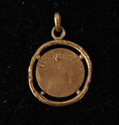 null *Round pendant in 18k yellow gold representing the Virgin and Child, weight:...
