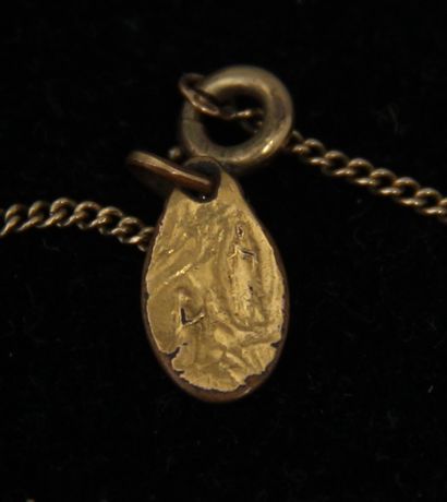 null Gourmette en or jaune 18k gravée Marie-Blanche, avec pendentif Vierge en métal...