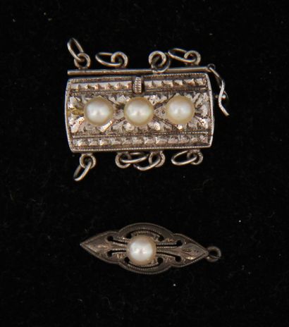 null Deux fermoirs de collier en argent 800°/°° et perles, pds brut : 3,8-0,8 g.