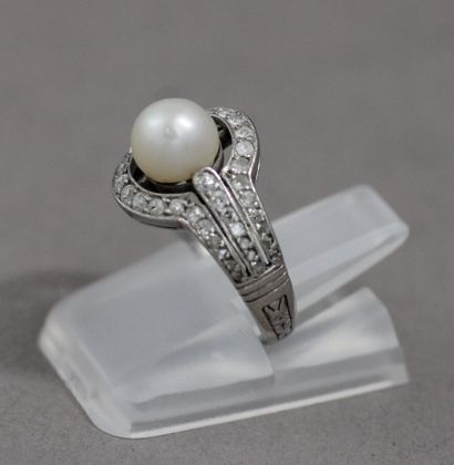 null 
Platinum ring set with a cultured pearl surrounded by white stones, TDD: 44,...