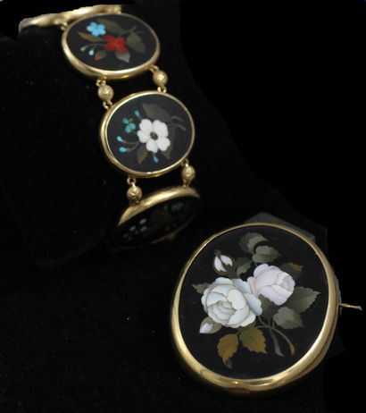 null 
Set of 18k yellow gold and oval medallions of hard stone inlaid with flowers...