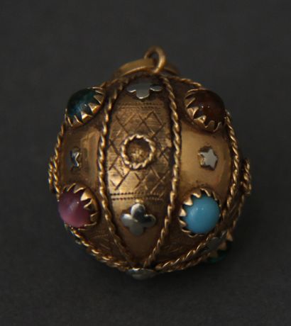 null Pendant ball in yellow gold 18k decorated with polychrome cabochons, gross weight:...