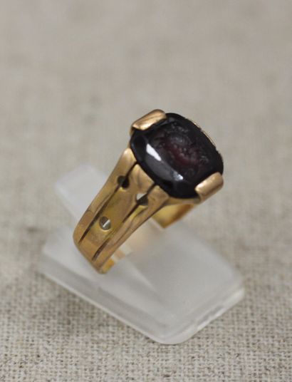 null *18k yellow gold ring set with an intaglio-cut garnet of a woman's profile,...