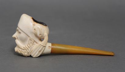 null Meerschaum pipe in the shape of an oriental man's head

L : 14,5 cm. (blackened...