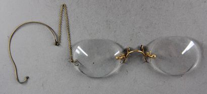 null *SYLPHOS

Besicles set in 18k yellow gold, golden metal chain, gross weight:...
