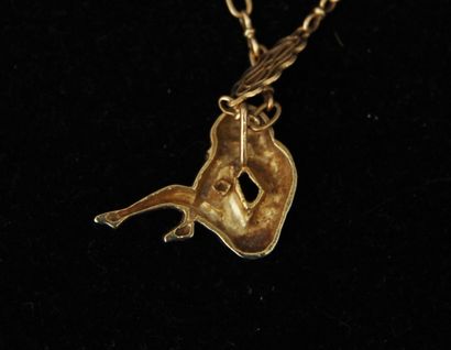 null Chaine de cou avec pendentif femme nue en or jaune 18, pds : 20,9 g.