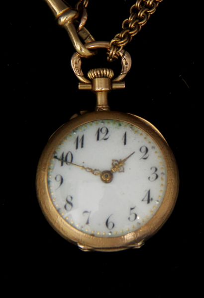 null *Neck watch in 18k gold, the back with a relief decoration of foliage and its...