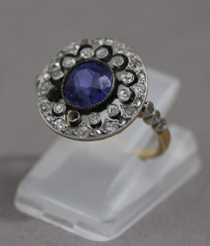 null 
Ring in 18k yellow gold and platinum set with a round sapphire in the center...